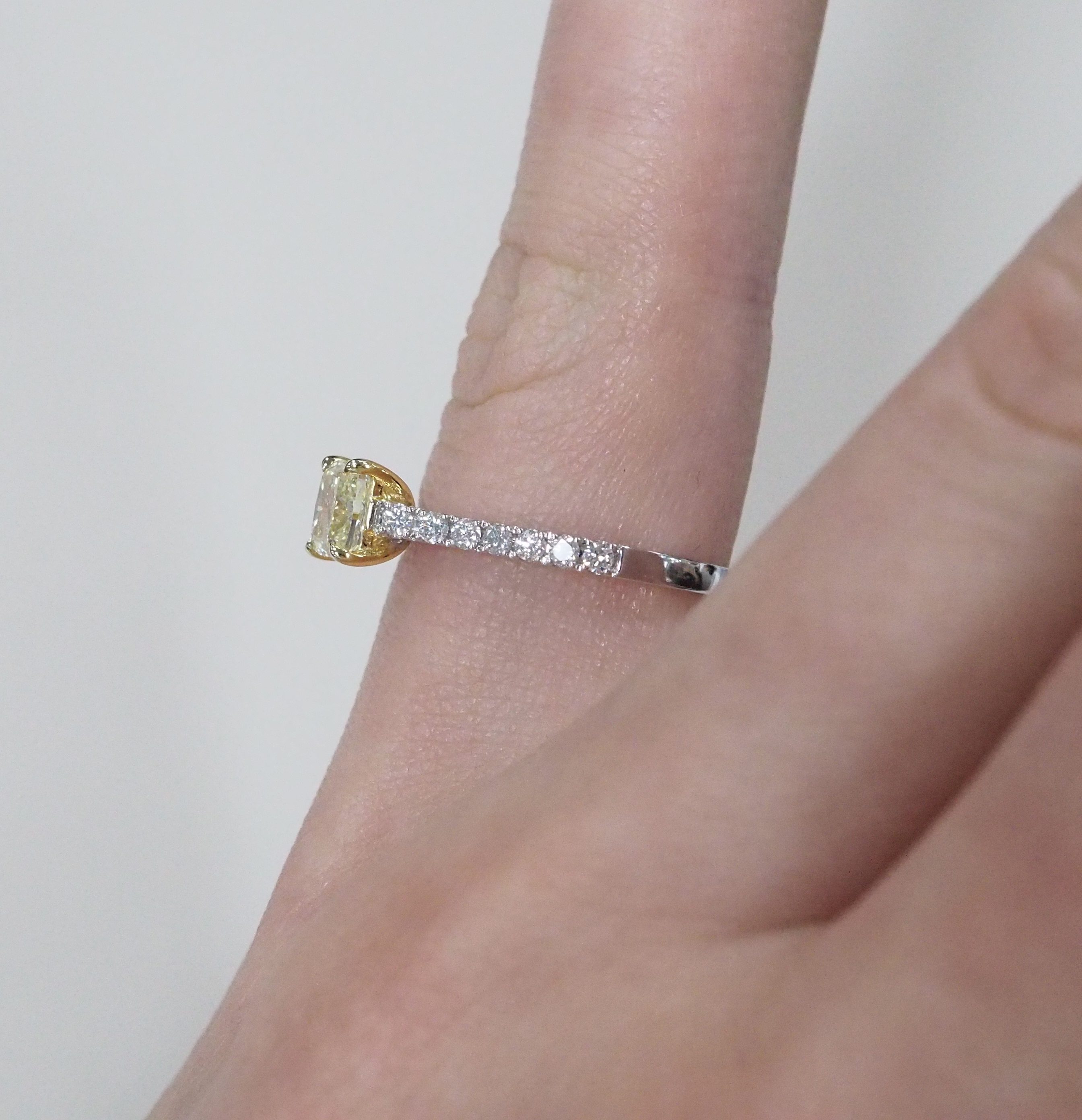 Кольцо из комбинированного золота с желтым бриллиантом